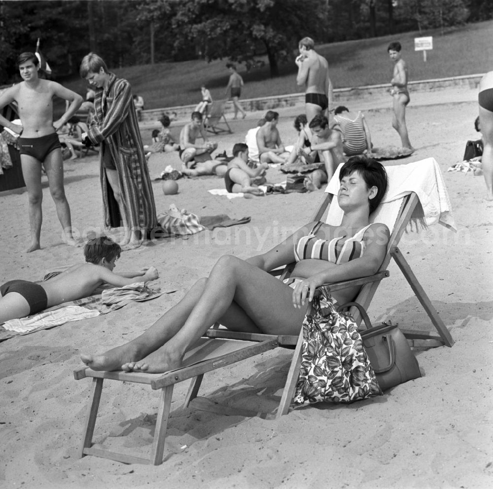 GDR image archive: Berlin - Köpenick - A young woman lying in a deck chair and basking in the beach Müggelsee in Berlin - Köpenick