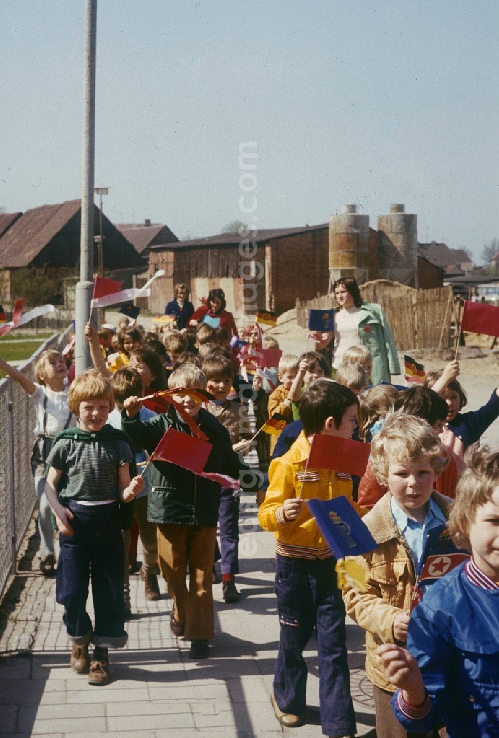 Neustrelitz: A nursery school group, with balloons and flags, on the way to May 1 demonstration in Neustrelitz in Mecklenburg-Vorpommern in the territory of the former GDR, German Democratic Republic