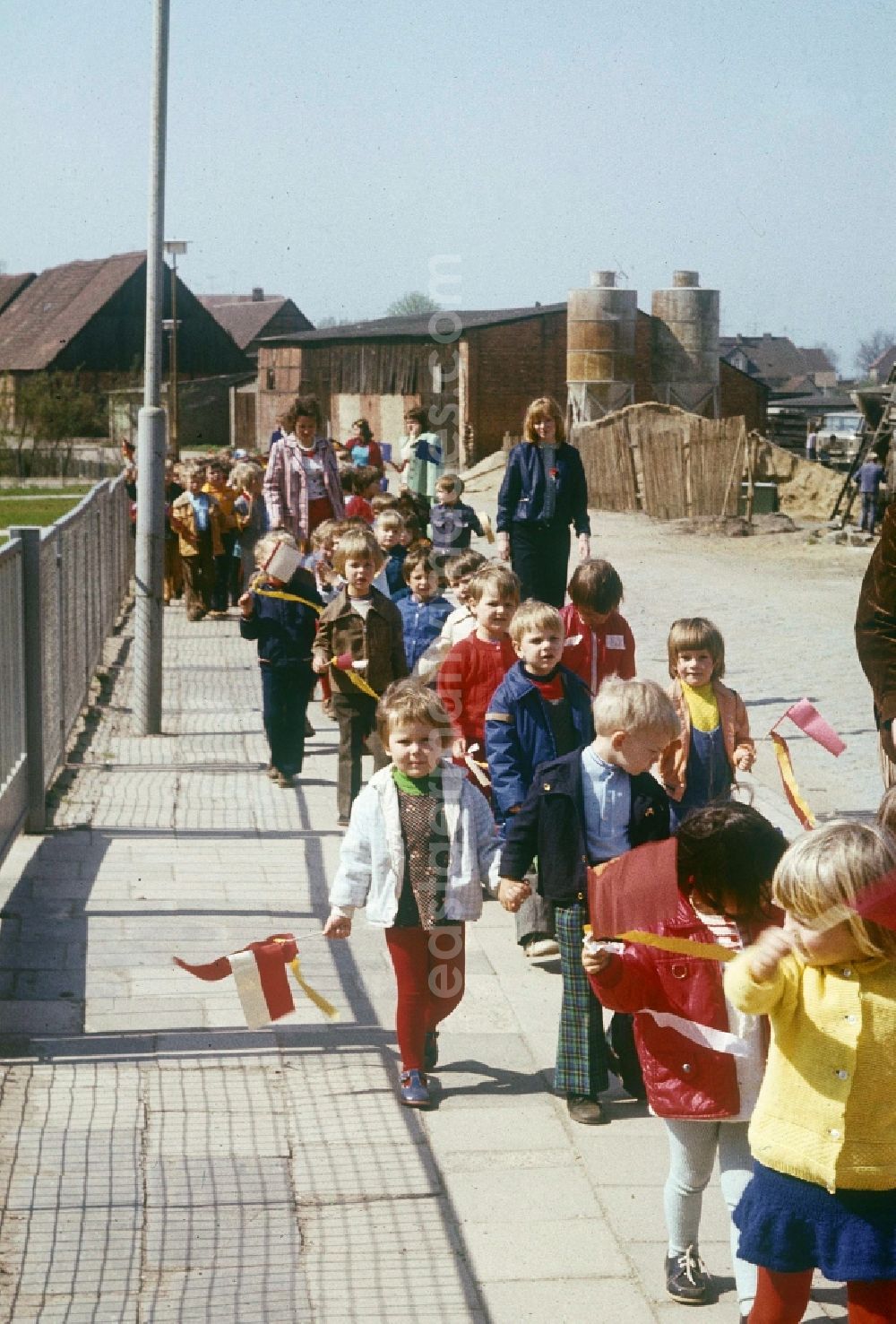 GDR image archive: Neustrelitz - A nursery school group, with balloons and flags, on the way to May 1 demonstration in Neustrelitz in Mecklenburg-Vorpommern in the territory of the former GDR, German Democratic Republic