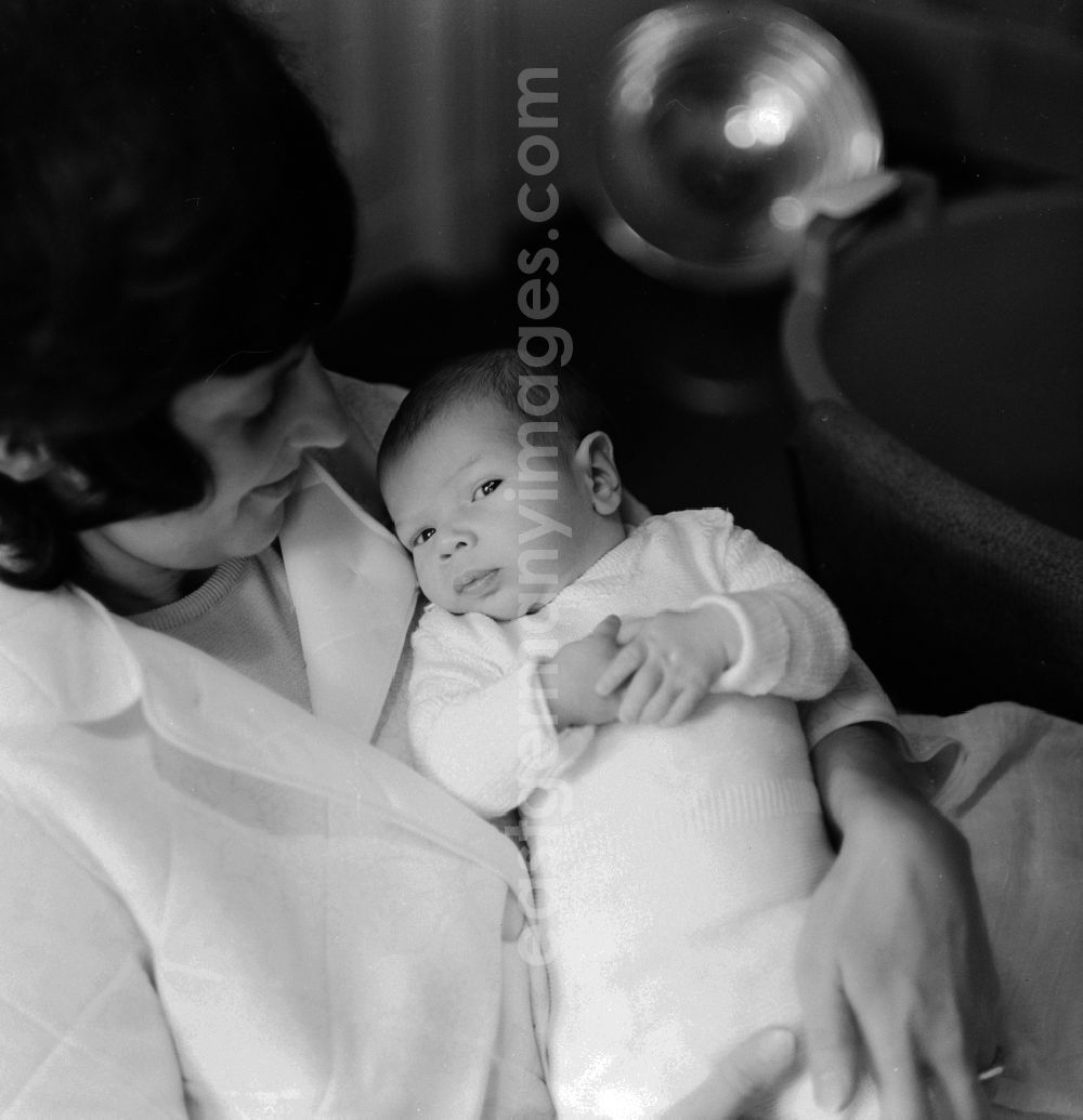 GDR picture archive: Berlin - A mother proudly holds her baby in her arms in Berlin