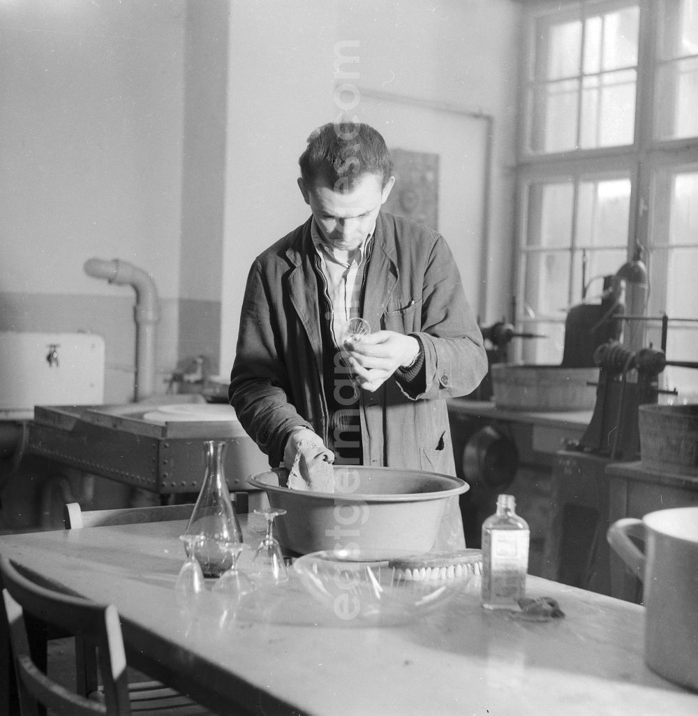 GDR picture archive: Arnstadt - A sure hand and a lot of experience belong to the loop of the lead glass products in the glass work VEB Bleikristall in Arnstadt in the federal state Thuringia in the area of the former GDR, German democratic republic