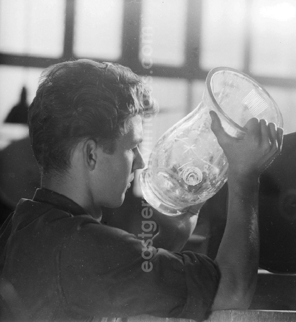 GDR photo archive: Arnstadt - A sure hand and a lot of experience belong to the loop of the lead glass products in the glass work VEB Bleikristall in Arnstadt in the federal state Thuringia in the area of the former GDR, German democratic republic