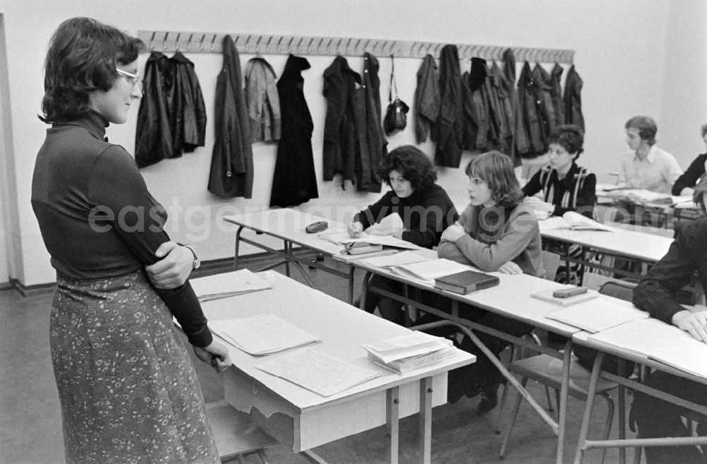 GDR image archive: Berlin - A university student in front of a school class in Berlin Eastberlin on the territory of the former GDR, German Democratic Republic