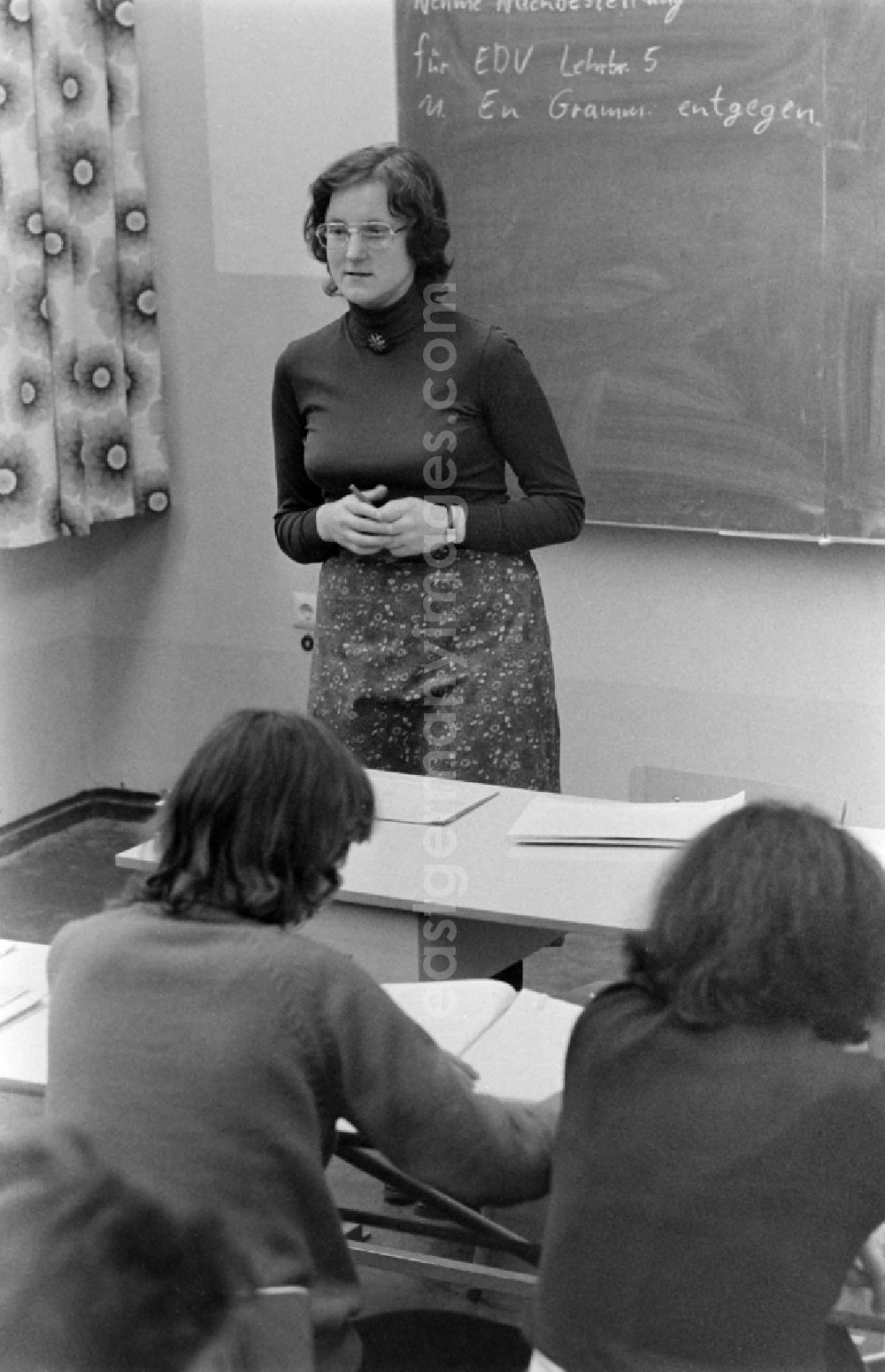 GDR photo archive: Berlin - A university student in front of a school class in Berlin Eastberlin on the territory of the former GDR, German Democratic Republic
