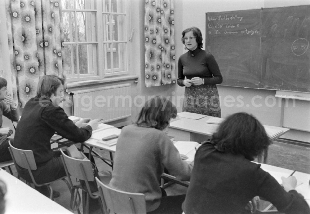GDR picture archive: Berlin - A university student in front of a school class in Berlin Eastberlin on the territory of the former GDR, German Democratic Republic