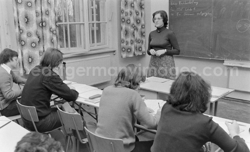 Berlin: A university student in front of a school class in Berlin Eastberlin on the territory of the former GDR, German Democratic Republic