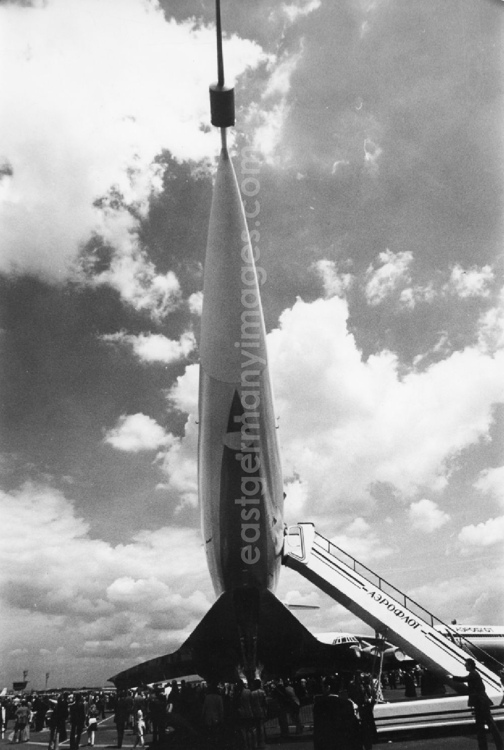 GDR image archive: Vnukovo - A TU-144 photographed from below in Vnukovo in Russia. The Tupolev TU-144 was the first supersonic airliner in the world
