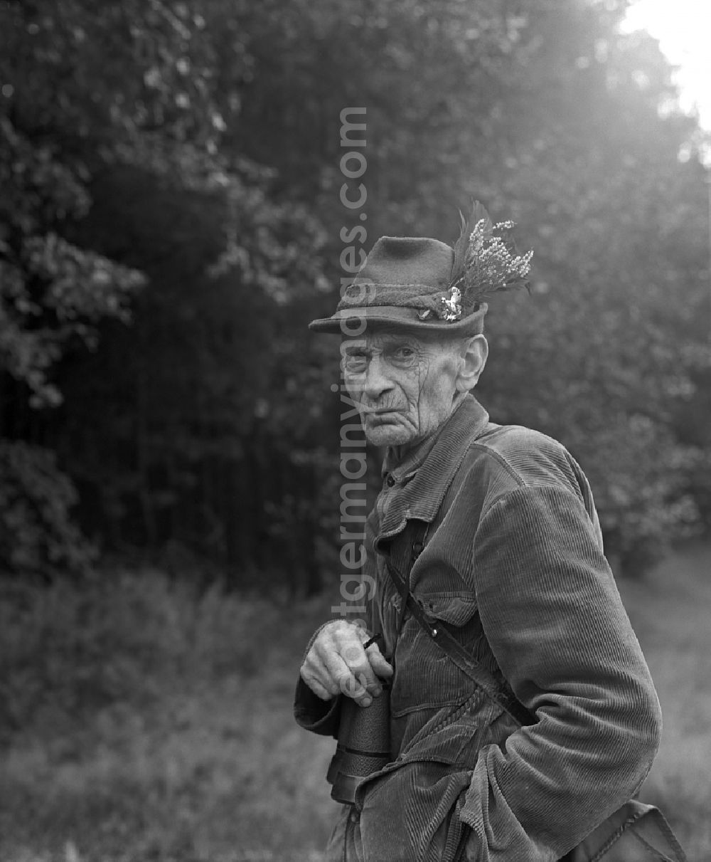 GDR picture archive: Weißkeißel - Portrait shot of a hunter and forester in Weisskeissel - Lausitz, Saxony on the territory of the former GDR, German Democratic Republic