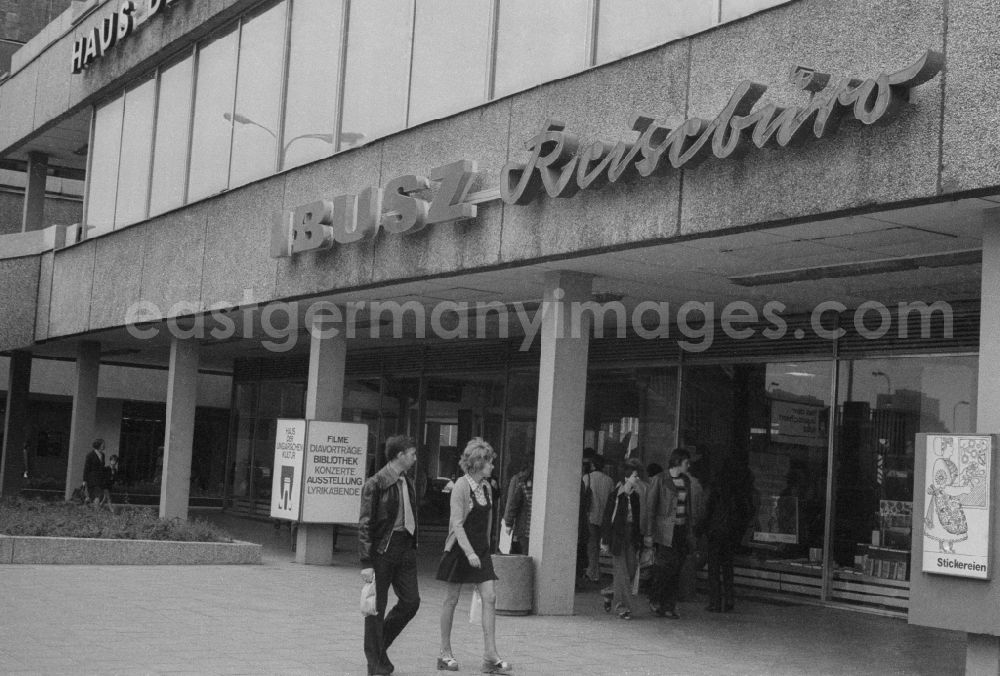 GDR photo archive: Berlin - Entrance from the House of Hungarian Culture / IBUSZ travel agency in Berlin, the former capital of the GDR, the German Democratic Republic