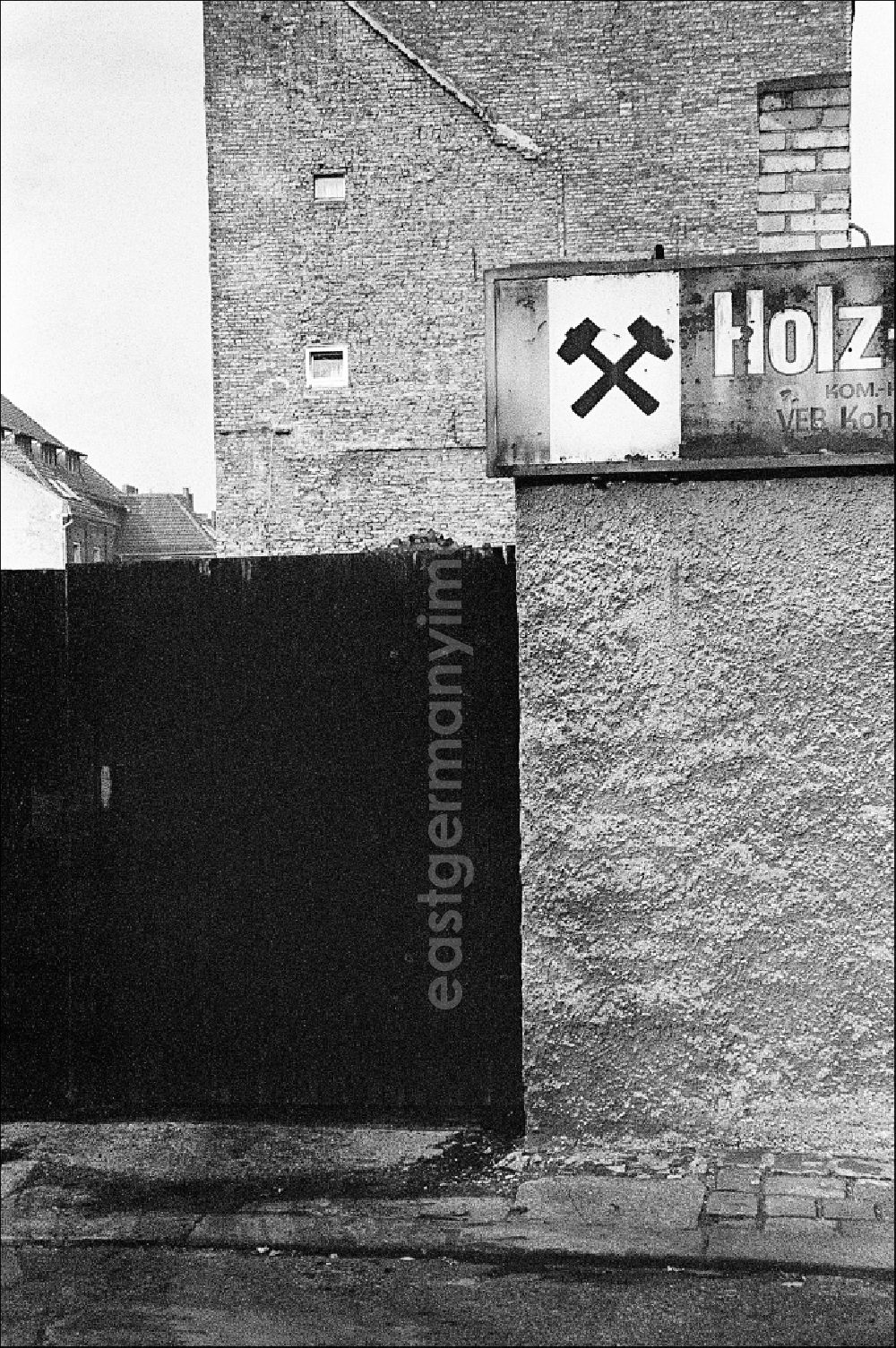 GDR photo archive: Berlin - Gate to the entrance area of the coal trade on Steinstrasse in the Mitte district of Berlin East Berlin in the territory of the former GDR, German Democratic Republic