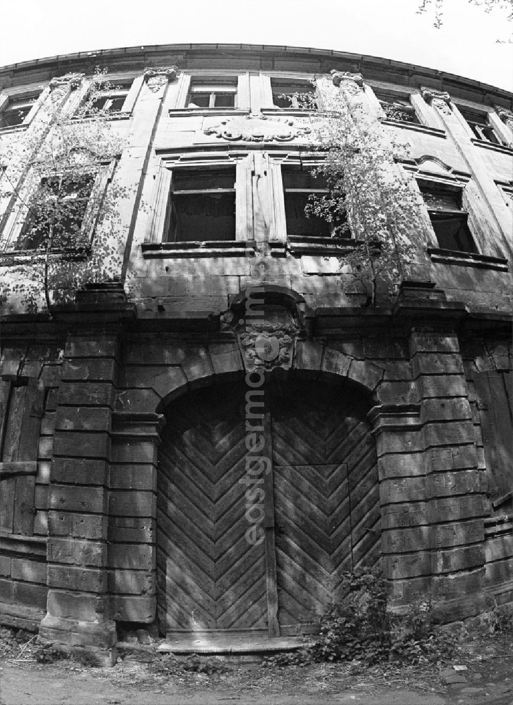 GDR picture archive: Halberstadt - Gate to the entrance area of a decaying apartment building ruin on street Duesterngraben in Halberstadt in the state Saxony-Anhalt on the territory of the former GDR, German Democratic Republic