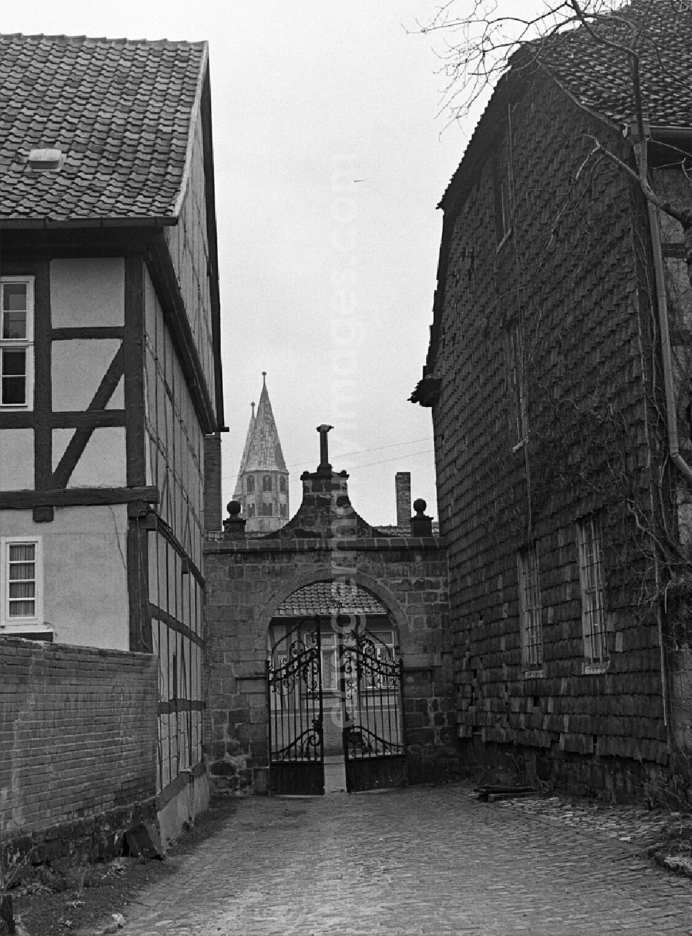 GDR photo archive: Halberstadt - Gate to the entrance area to the inner courtyard of the Johanniskirche in Halberstadt in the state Saxony-Anhalt on the territory of the former GDR, German Democratic Republic