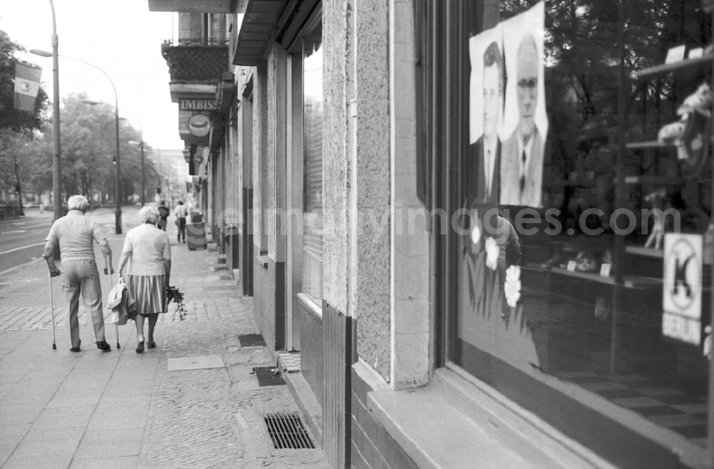 GDR image archive: Berlin - Shopping street with politicians' posters from Mengistu Haile Mariam and Erich Honecker in the shop window as propaganda for a state visit in the Friedrichshain district of Berlin East Berlin in the area of ??the former GDR, German Democratic Republic