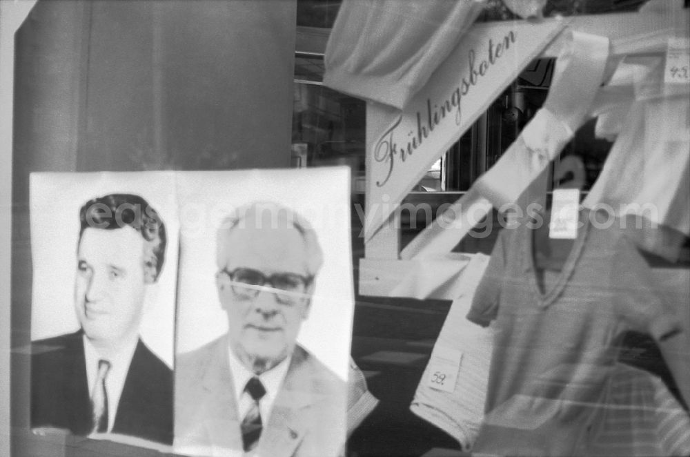 GDR photo archive: Berlin - Shopping street with politicians' posters from Mengistu Haile Mariam and Erich Honecker in the shop window as propaganda for a state visit in the Friedrichshain district of Berlin East Berlin in the area of ??the former GDR, German Democratic Republic