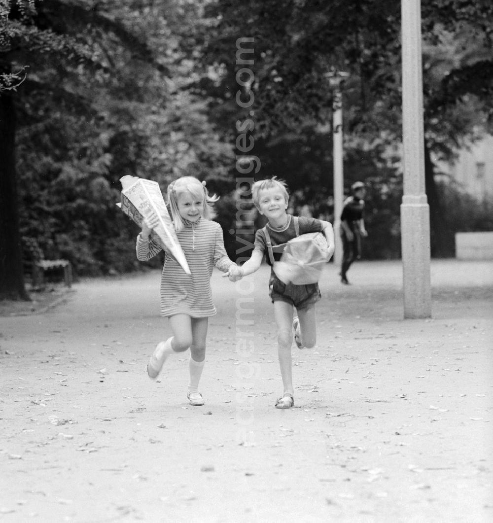 GDR image archive: Berlin - Two first graders with their bags of sugar in Berlin, the former capital of the GDR, German Democratic Republic