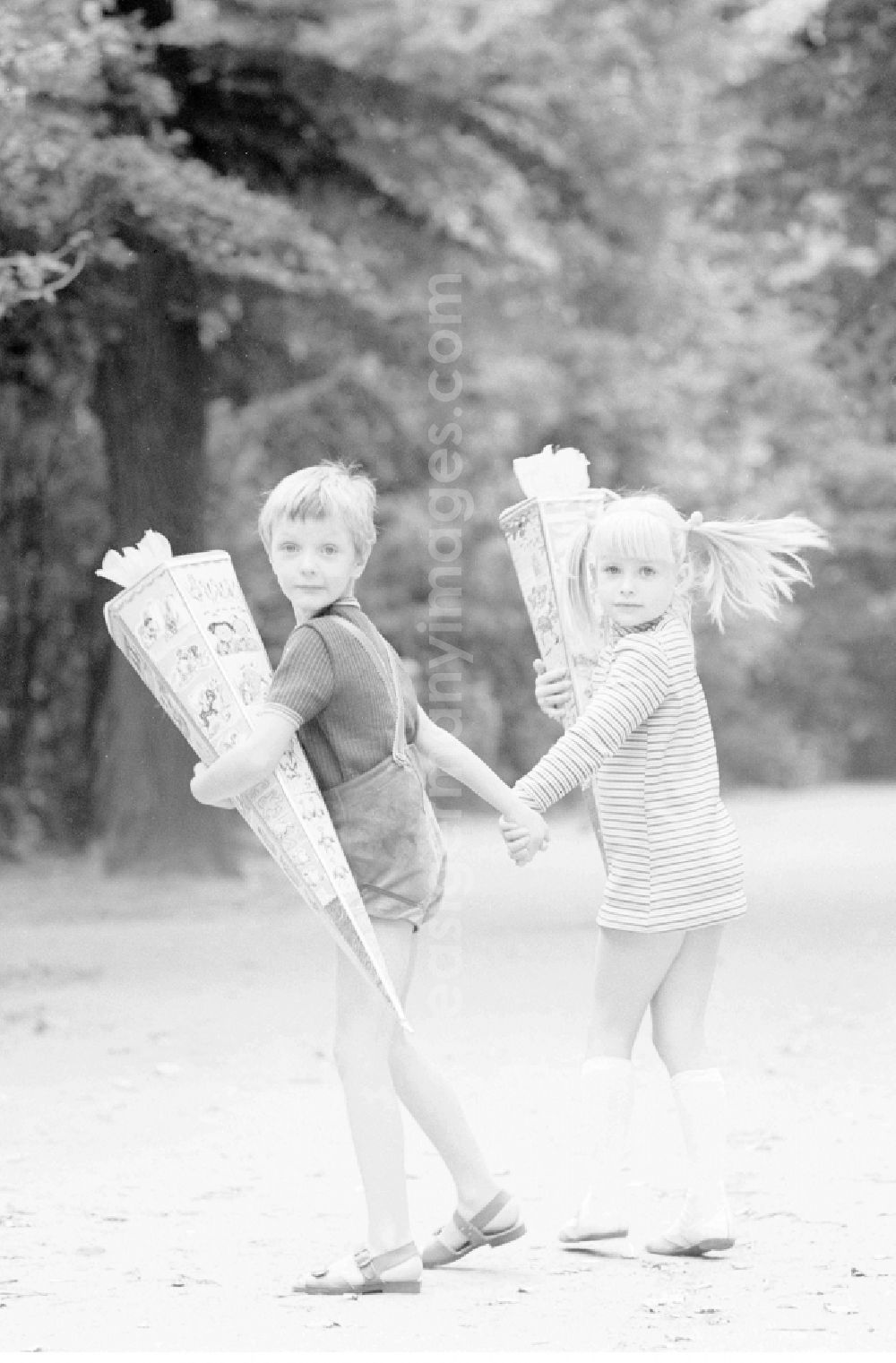 Berlin: Two first graders with their bags of sugar in Berlin, the former capital of the GDR, German Democratic Republic