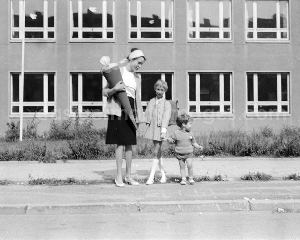 GDR picture archive: Berlin - A girl proudly holds her sugar bag on the day of school enrolment in Berlin, the former capital of the GDR, German Democratic Republic