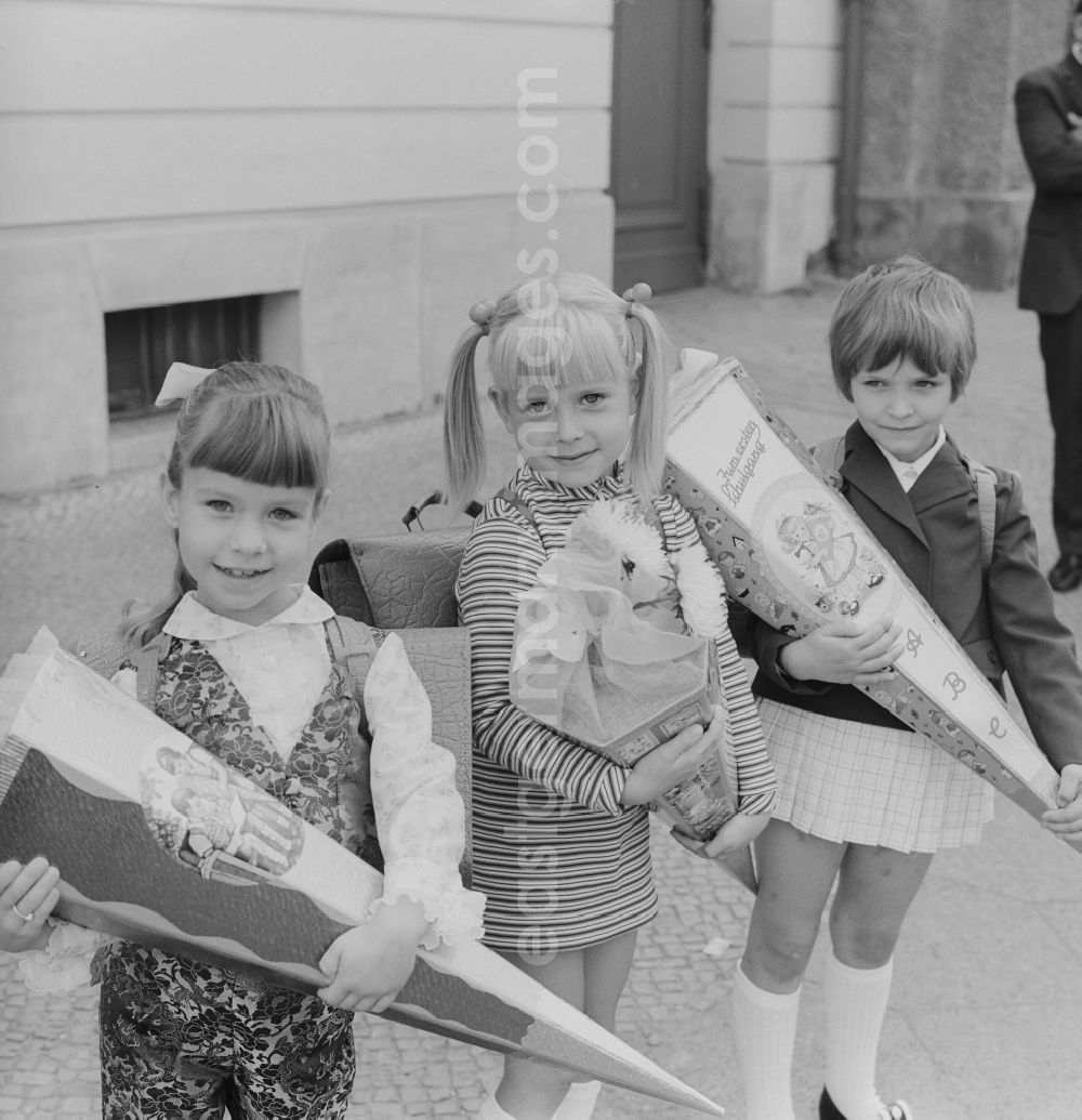GDR picture archive: Berlin - Prenzlauer Berg - First day of school in Berlin - Prenzlauer Berg