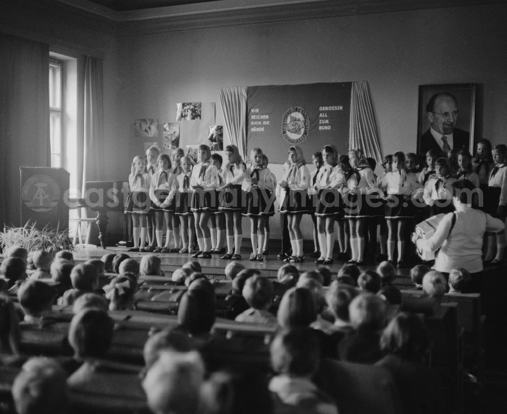 GDR photo archive: Berlin - Prenzlauer Berg - First day of school in Berlin - Prenzlauer Berg