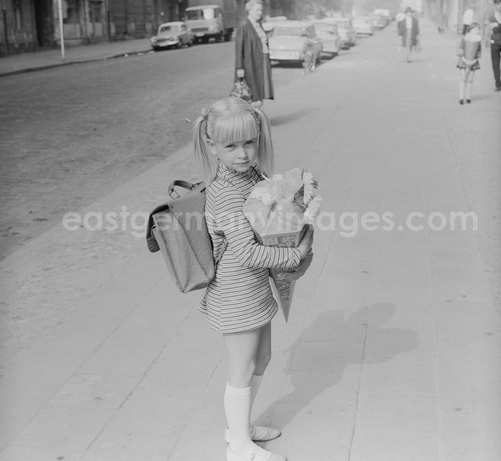 GDR image archive: Berlin - Prenzlauer Berg - First day of school in Berlin - Prenzlauer Berg