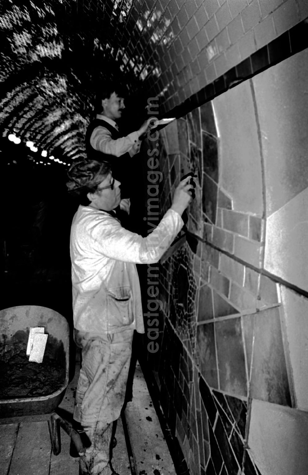 GDR picture archive: Berlin-Mitte - Einsetzen von Reliefplatten in die Werbeflächen der Tunnelwände des U-Bhf. Märkisches Museum 05.