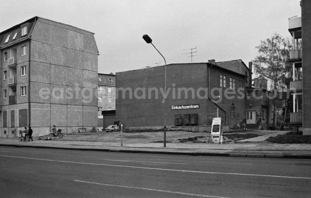 GDR picture archive: Zerbst/Anhalt - In a new development area of Zerbst. In addition to new slabs, there is a one-storey, unadorned building with a sign : Einkaufszentrum, in Zerbst/Anhalt in the GDR