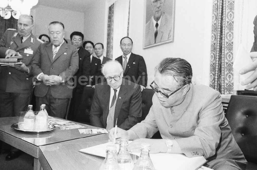 GDR picture archive: Berlin Mitte - Entry of the President of the Democratic People's Republic of Korea (North Korea) Kim Il- sung in the Golden Book of the city of Berlin - capital of the GDR (German Democratic Republic)