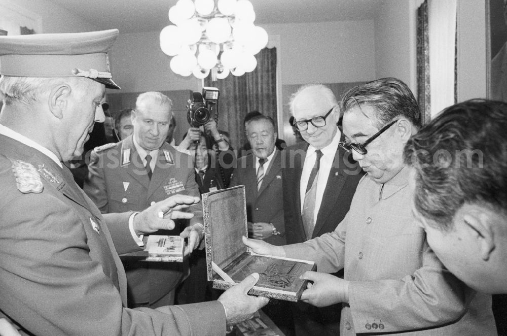 GDR photo archive: Berlin Mitte - Entry of the President of the Democratic People's Republic of Korea (North Korea) Kim Il- sung in the Golden Book of the city of Berlin - capital of the GDR (German Democratic Republic)