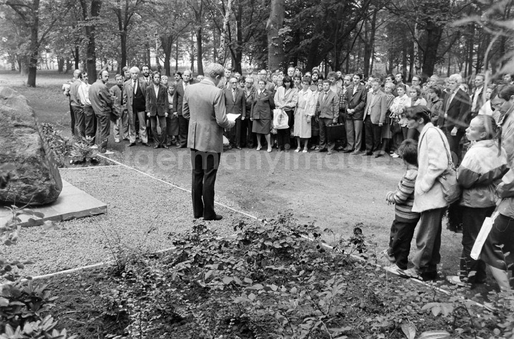 GDR photo archive: Berlin - Participants at the inauguration of the memorial for the Sinti victims at the Marzahner Parkfriedhof in Berlin on the territory of the former GDR, German Democratic RepublicGedenkstaette