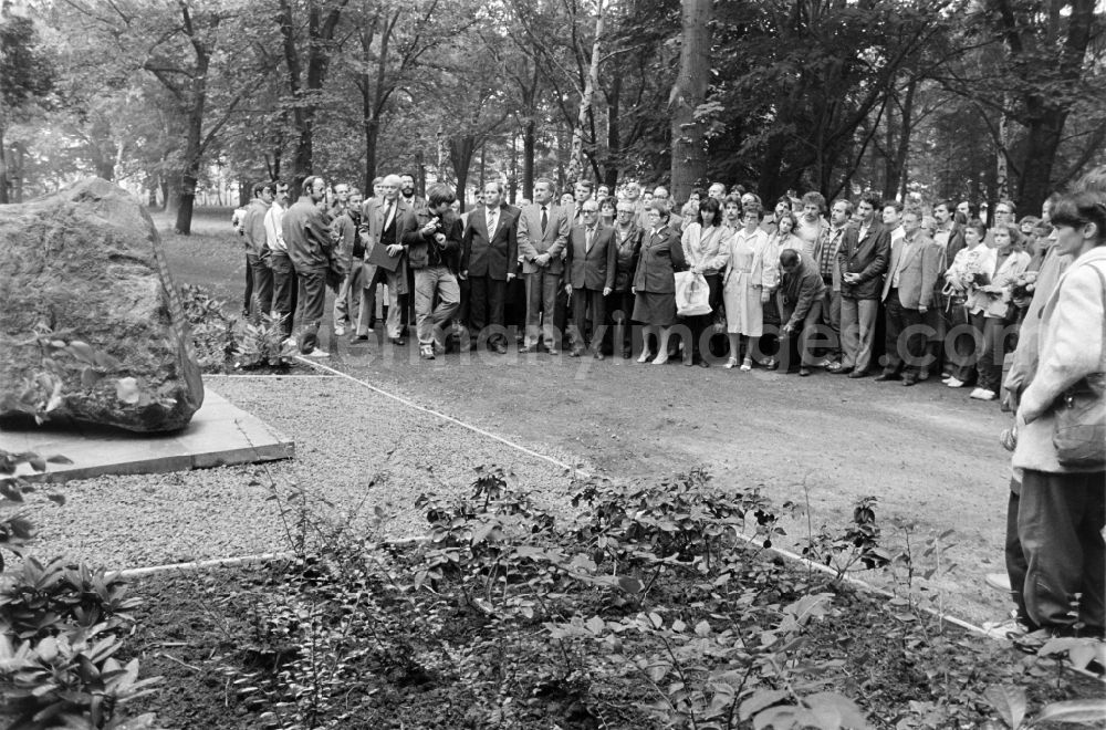 GDR picture archive: Berlin - Participants at the inauguration of the memorial for the Sinti victims at the Marzahner Parkfriedhof in Berlin on the territory of the former GDR, German Democratic RepublicGedenkstaette