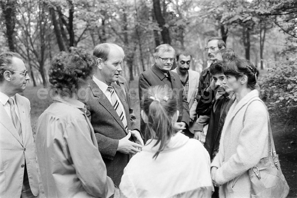 Berlin: Participants at the inauguration of the memorial for the Sinti victims at the Marzahner Parkfriedhof in Berlin on the territory of the former GDR, German Democratic RepublicGedenkstaette
