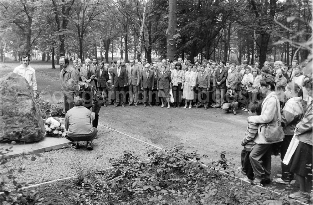 GDR photo archive: Berlin - Participants at the inauguration of the memorial for the Sinti victims at the Marzahner Parkfriedhof in Berlin on the territory of the former GDR, German Democratic RepublicGedenkstaette