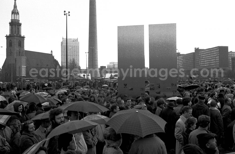 GDR image archive: Berlin - Inauguration of the Marx Engels Forum with Erich Honecker in the district Mitte in Berlin Eastberlin on the territory of the former GDR, German Democratic Republic