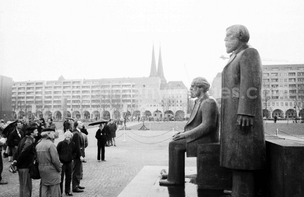 Berlin: Inauguration of the Marx Engels Forum with Erich Honecker in the district Mitte in Berlin Eastberlin on the territory of the former GDR, German Democratic Republic