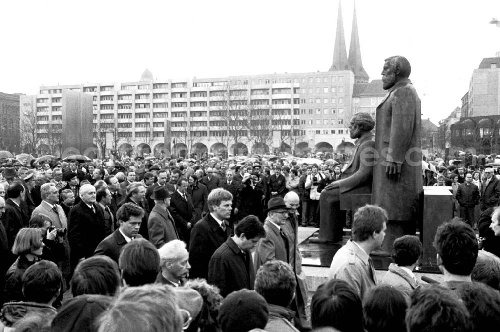 Berlin: Inauguration of the Marx Engels Forum with Erich Honecker in the district Mitte in Berlin Eastberlin on the territory of the former GDR, German Democratic Republic