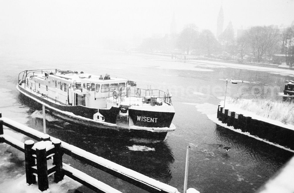 GDR image archive: Woltersdorf - The ice-breaker bison waits in the Wolterdorfer sluice in Berlin, the former capital of the GDR, German democratic republic