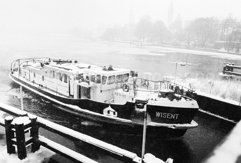 GDR photo archive: Woltersdorf - The ice-breaker bison waits in the Wolterdorfer sluice in Berlin, the former capital of the GDR, German democratic republic