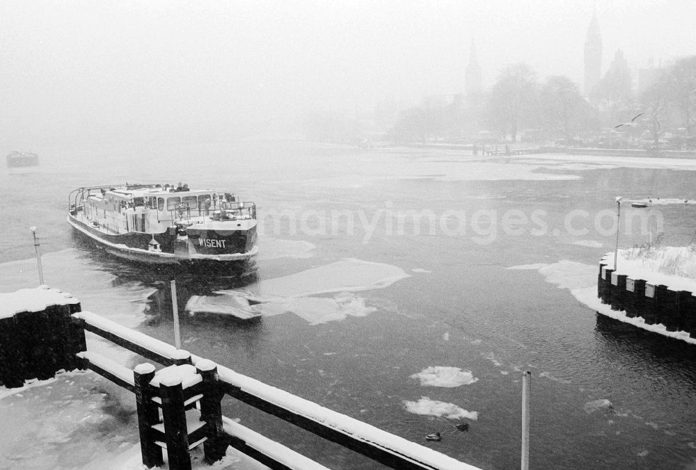 GDR picture archive: Woltersdorf - The ice-breaker bison waits in the Wolterdorfer sluice in Berlin, the former capital of the GDR, German democratic republic