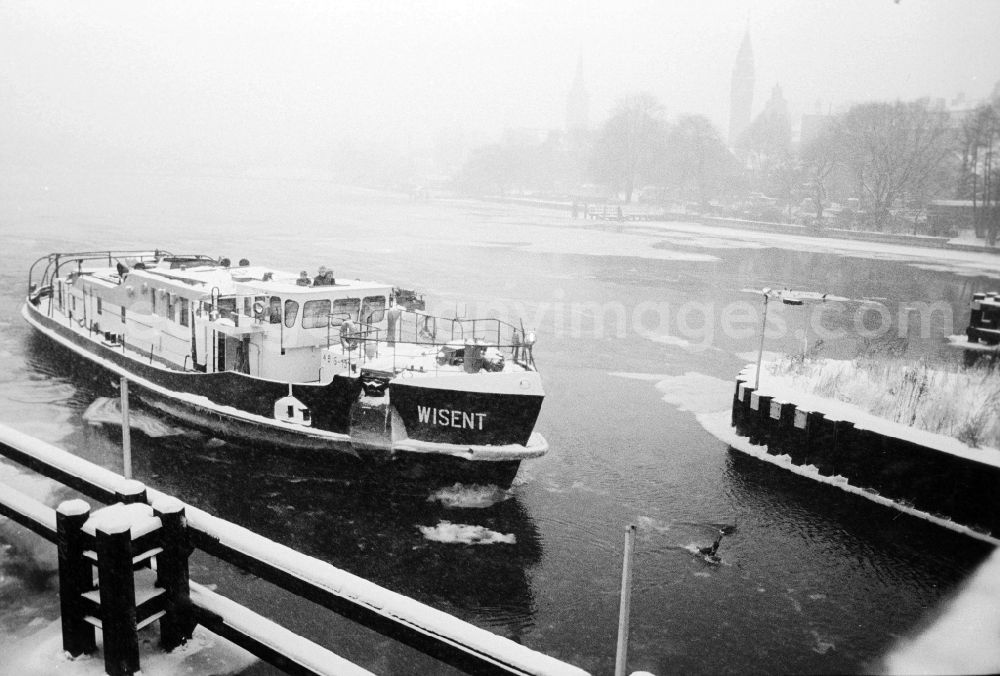 GDR image archive: Woltersdorf - The ice-breaker bison waits in the Wolterdorfer sluice in Berlin, the former capital of the GDR, German democratic republic