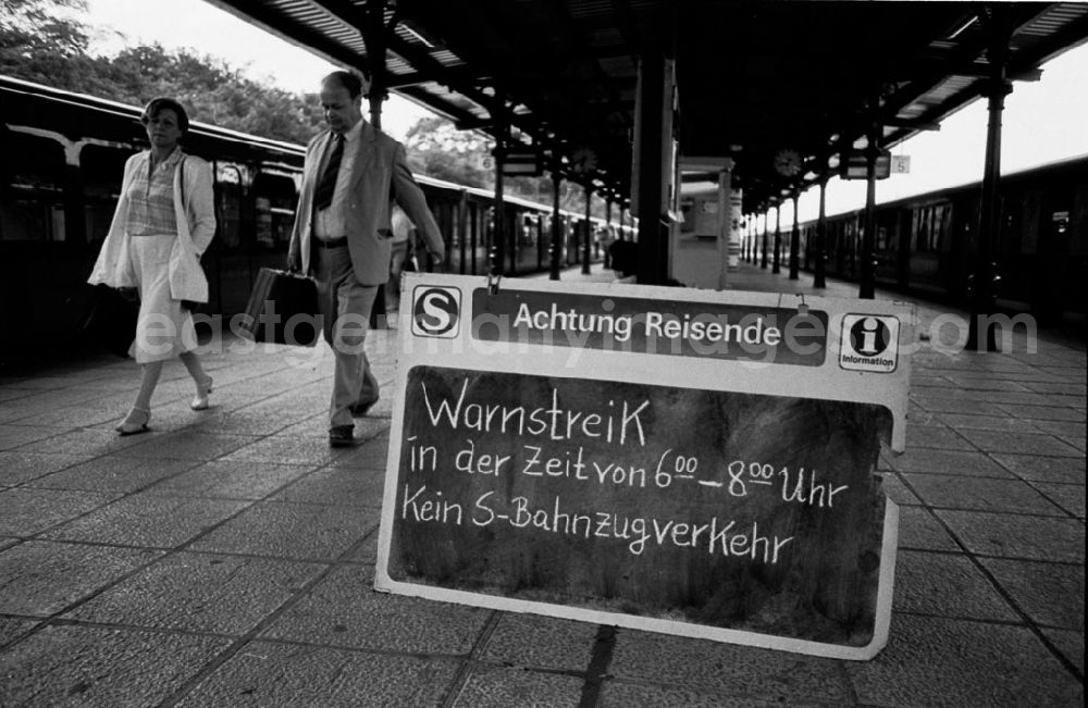 GDR picture archive: Schöneweide - Eisenbahner-Streik Bahnhof Schöneweide