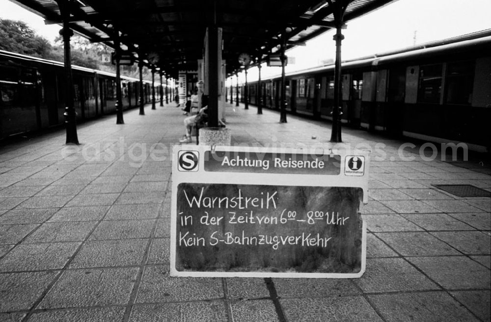 GDR image archive: Schöneweide - Eisenbahner-Streik Bahnhof Schöneweide
