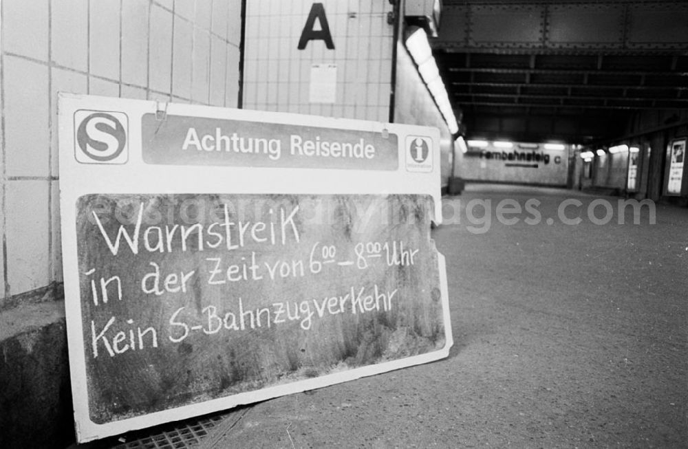 GDR photo archive: Schöneweide - Eisenbahner-Streik Bahnhof Schöneweide