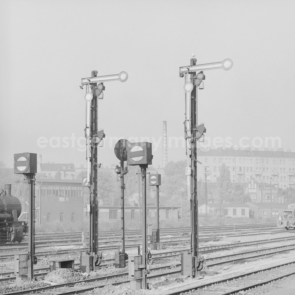 GDR image archive: Berlin - Lichtenberg - The train station Berlin-Lichtenberg is located in the homonymous district of Berlin, on the border of the districts Rummelsburg and Lichtenberg. From here, most long-distance trains were off that happened in Berlin GDR inland transport