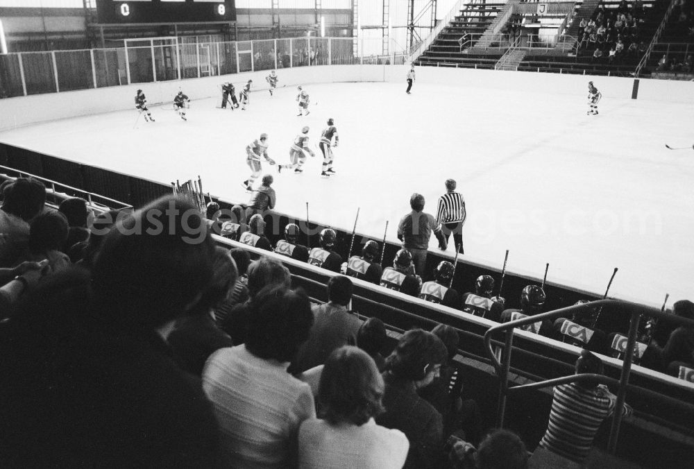 GDR photo archive: Berlin - Hockey friendly game in the Berlin sports forum with the play of the SC generator Berlin against the Swedish team Vaestra Froelunda Gothenburg in Berlin, the former capital of the GDR, German democratic republic
