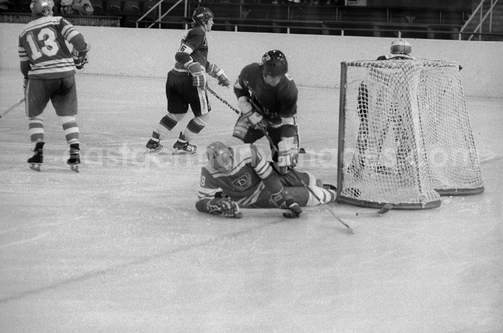 Berlin: Hockey friendly game in the Berlin sports forum with the play of the SC generator Berlin against the Swedish team Vaestra Froelunda Gothenburg in Berlin, the former capital of the GDR, German democratic republic