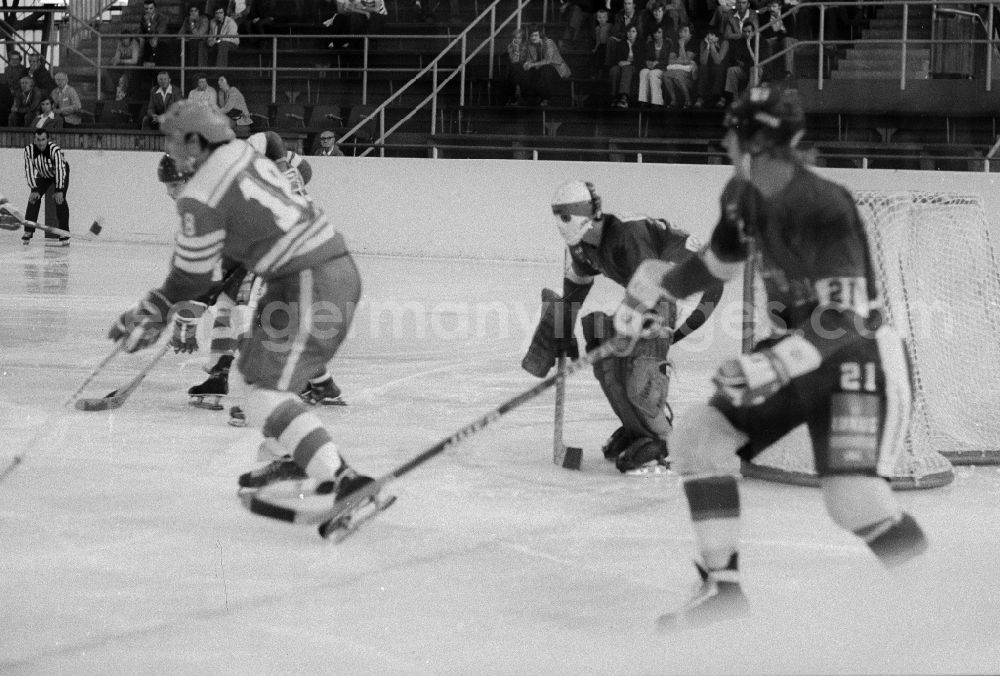 GDR photo archive: Berlin - Hockey friendly game in the Berlin sports forum with the play of the SC generator Berlin against the Swedish team Vaestra Froelunda Gothenburg in Berlin, the former capital of the GDR, German democratic republic