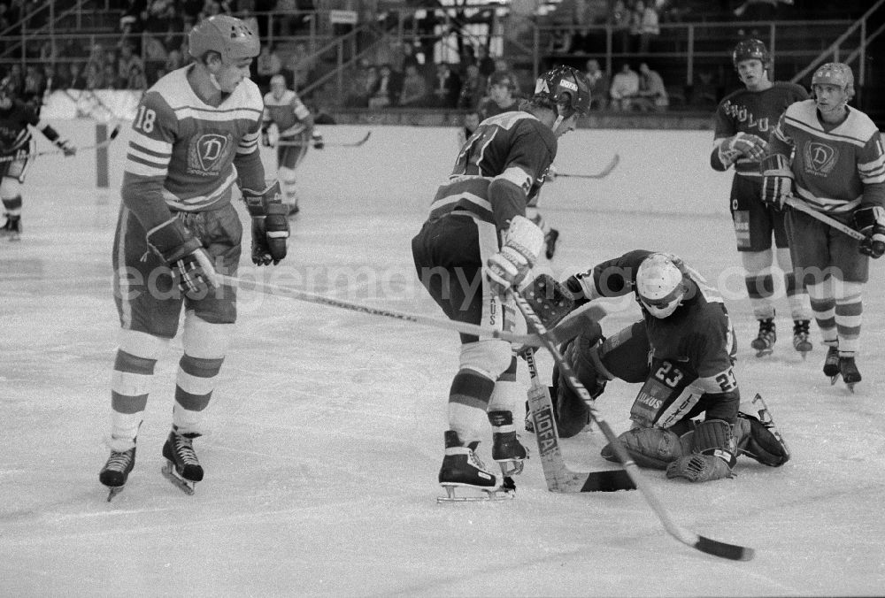 GDR picture archive: Berlin - Hockey friendly game in the Berlin sports forum with the play of the SC generator Berlin against the Swedish team Vaestra Froelunda Gothenburg in Berlin, the former capital of the GDR, German democratic republic