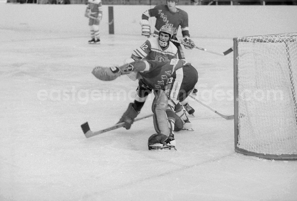 GDR image archive: Berlin - Hockey friendly game in the Berlin sports forum with the play of the SC generator Berlin against the Swedish team Vaestra Froelunda Gothenburg in Berlin, the former capital of the GDR, German democratic republic