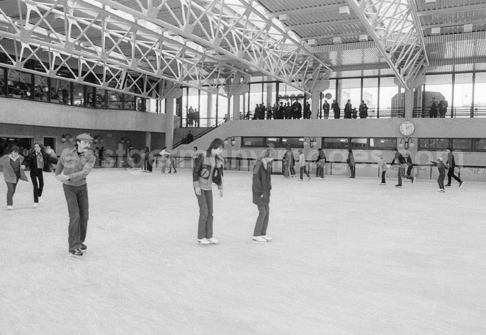 GDR photo archive: Berlin - The skating road, called also Polarium, in the sports centre and recreation centre (SEZ) in Berlin, the former capital of the GDR, German democratic republic