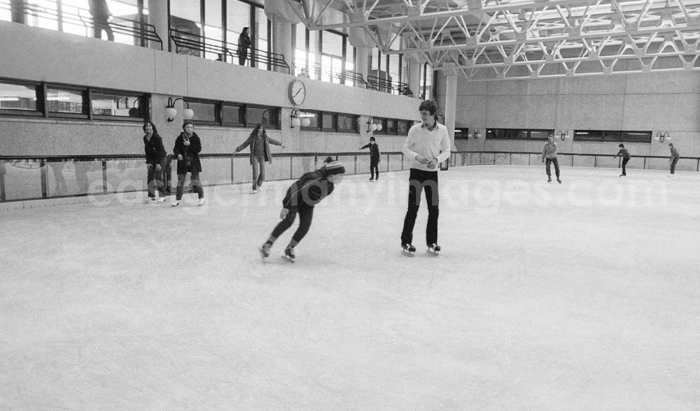 GDR picture archive: Berlin - The skating road, called also Polarium, in the sports centre and recreation centre (SEZ) in Berlin, the former capital of the GDR, German democratic republic
